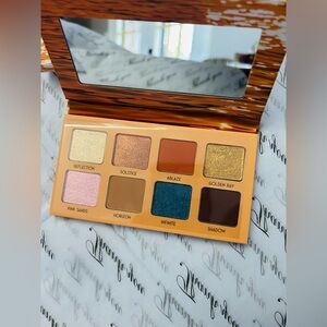 Golden Hour BEAUTY FOR REAL.
MANGO BUTTER EYESHADOW-PALETTE